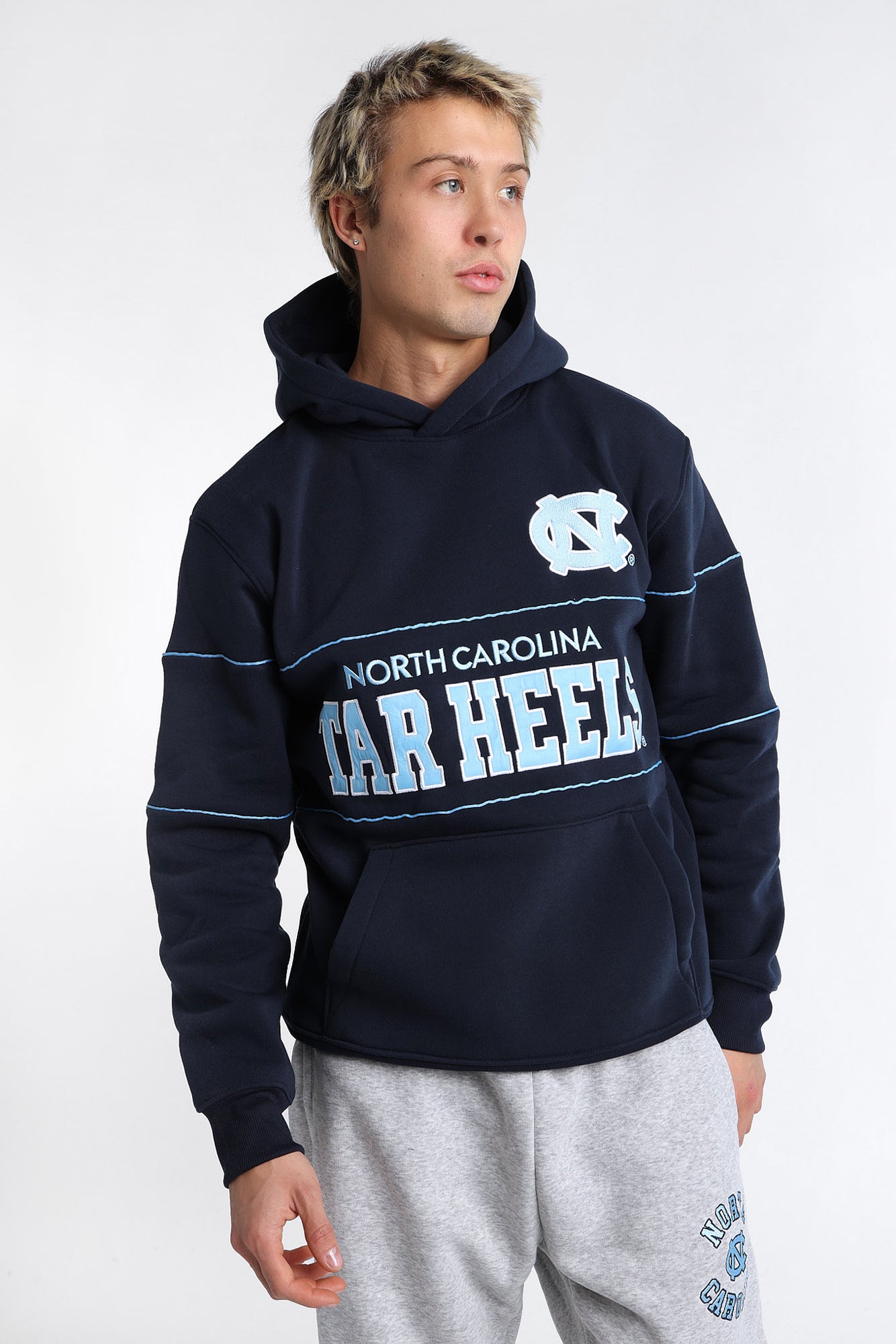 Pull a? capuchon à panneaux appliqué chenille University of North Carolina