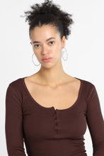 T-shirt ajusté à col Henley à manches longues thumbnail 15