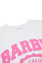 T-shirt décontractée imprime? graphique Barbie University Malibu California Est 1959 thumbnail 2