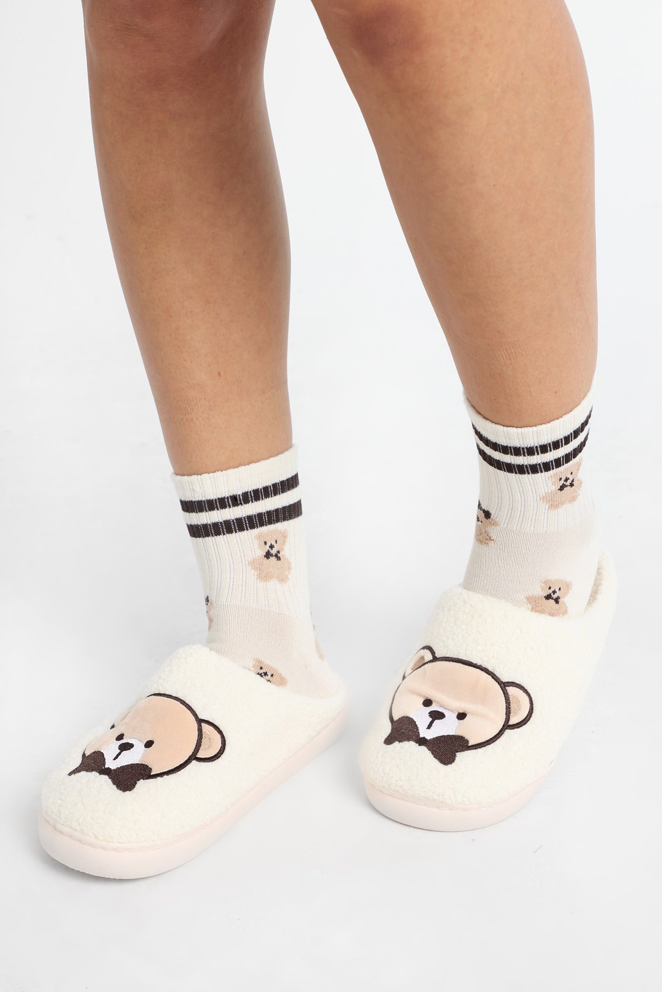 Ensemble de pantoufles et chaussettes en peluche graphique