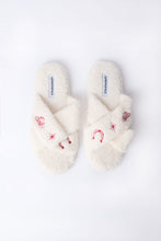 Pantoufles en bouclée pelucheuses croisées avec broderie thumbnail 9