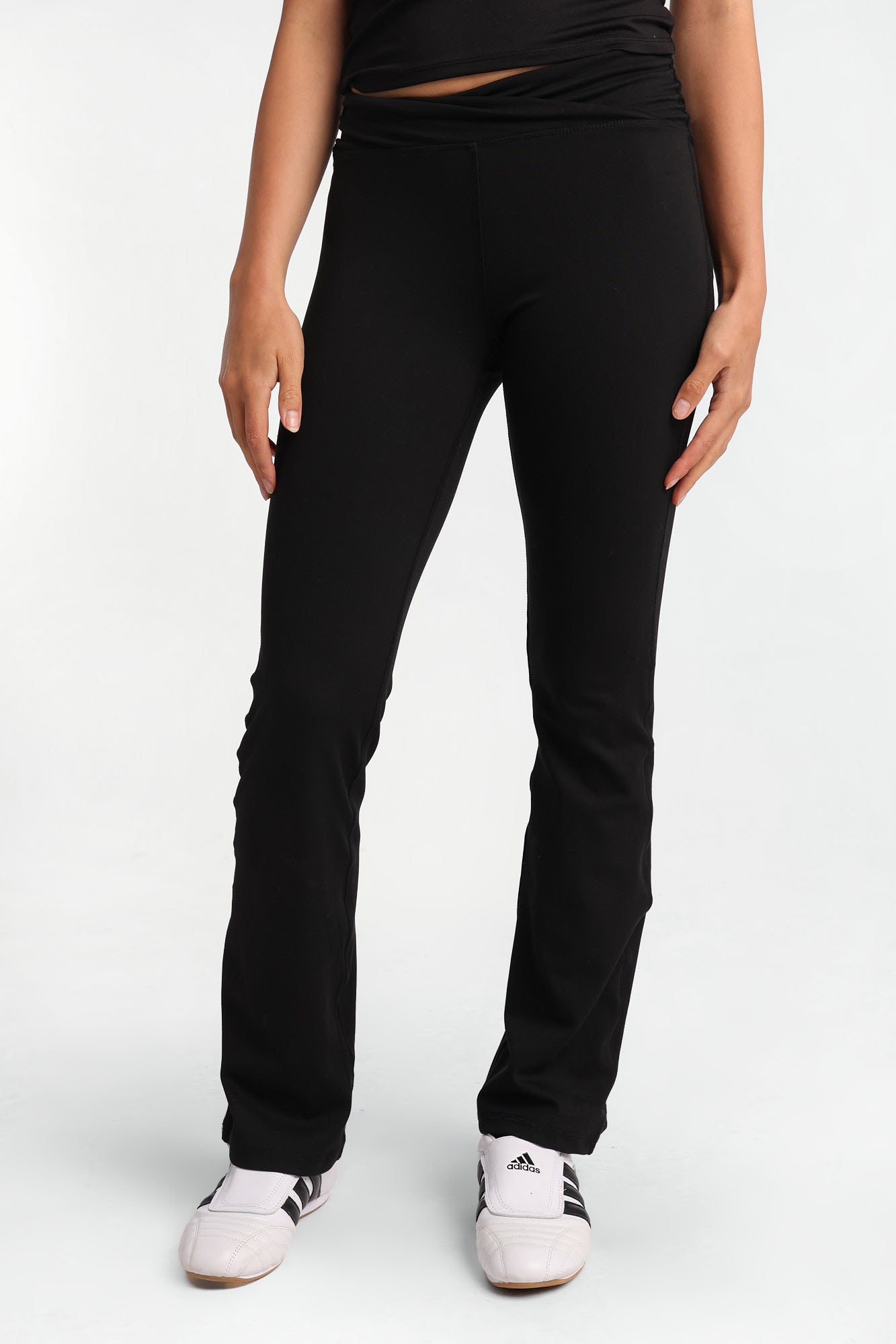 Leggings à ceinture croisé jambes semi-évasée en tissu super doux