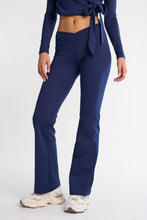 Leggings à jambe semi-e?vasée et ceinture croisée thumbnail 9