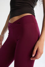 Leggings à jambe semi-e?vasée et ceinture croisée thumbnail 11