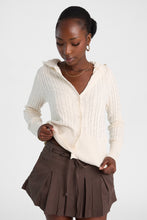 Cardigan à capuchon boutonné en tricot de câble thumbnail 5