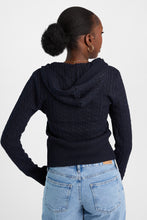 Cardigan à capuchon boutonné en tricot de câble thumbnail 11