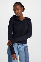 Cardigan à capuchon boutonné en tricot de câble thumbnail 9